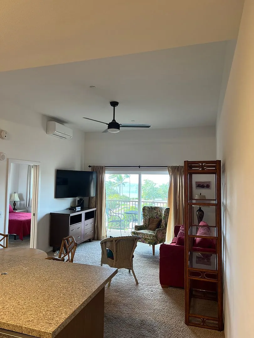 Furnished Top-Floor 3-Bedroom Condo at Kalama Kai — Photo 2