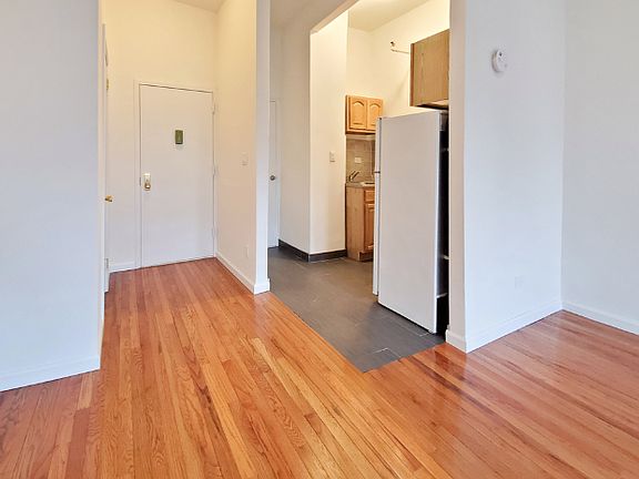 4th image of 220 W 122nd St #4FF