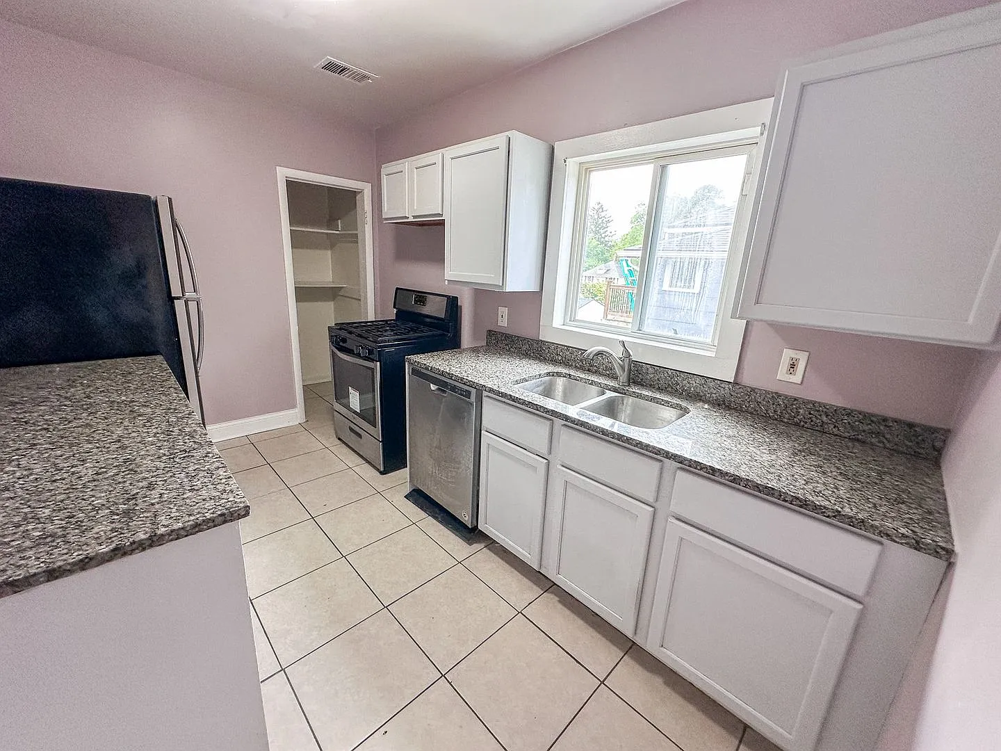 613 Fuller Ave SE — Photo 3