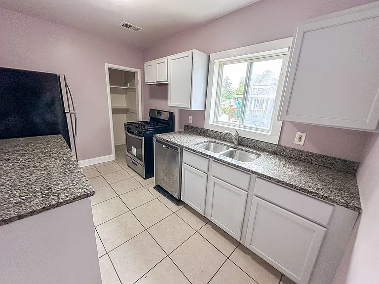 613 Fuller Ave SE — Photo 3