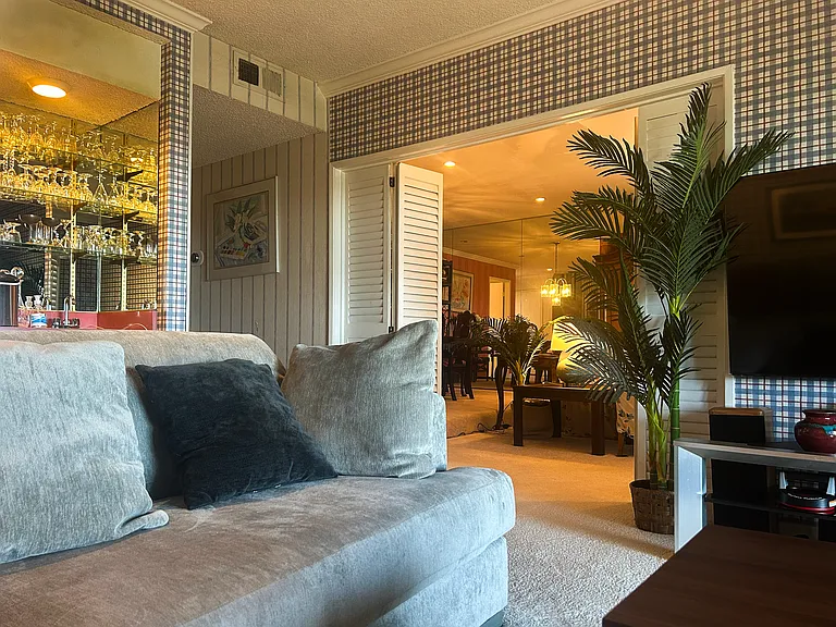Entertainment room, wet bar to the left