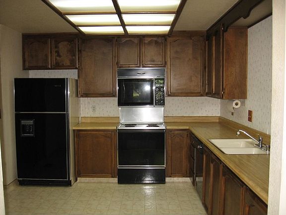 Ample kitchen, refrigerator included