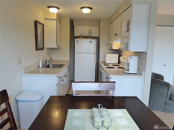 5th image of 1930 Lawrence St Unit B22