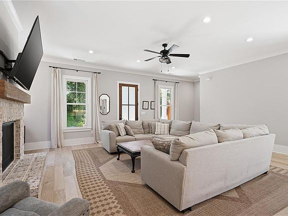 5th image of 190 Chestnut St