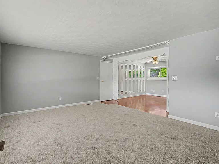 4558 Cordell Dr — Photo 2