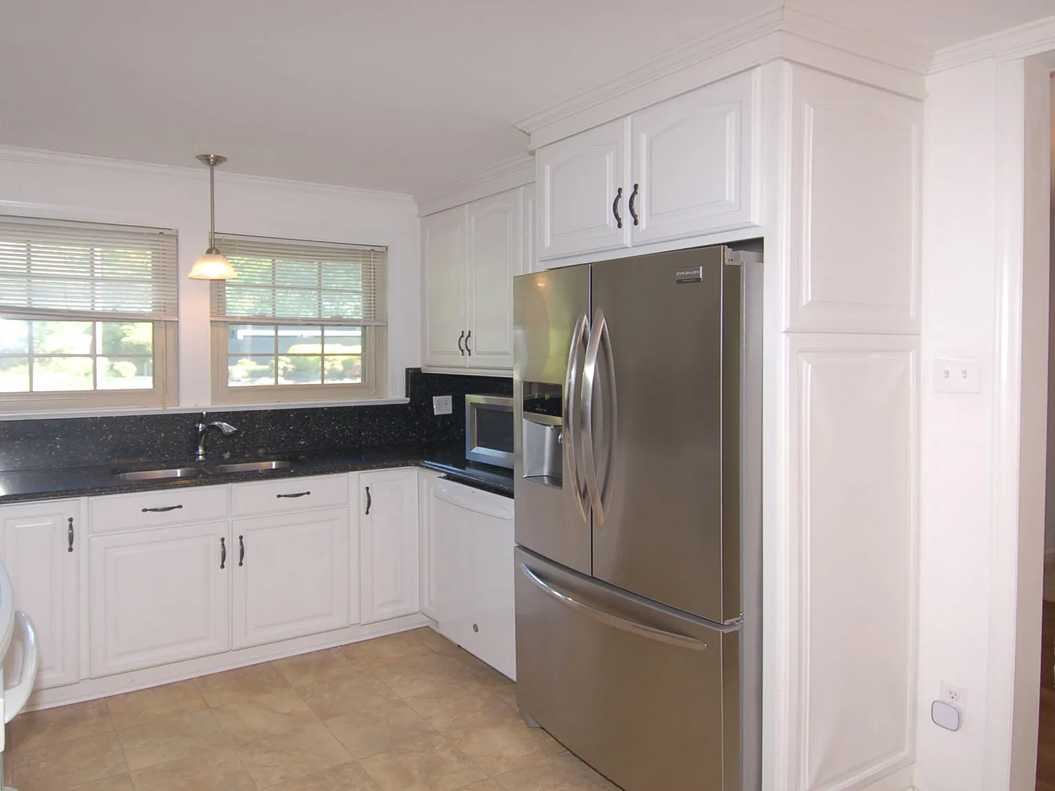 4 bed, 3.0 bath, 2159 sqft, $3,300 — Photo 4