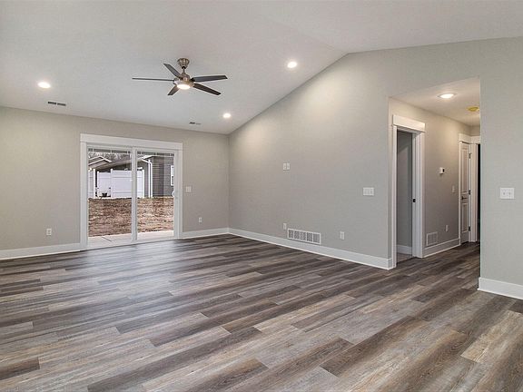 3rd image of 163 Creek Dr