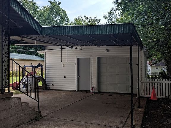 1 car gar with storage area
