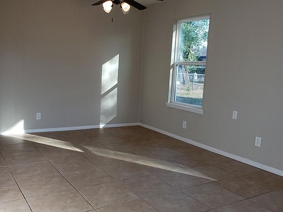 4th image of 608 Park Ln