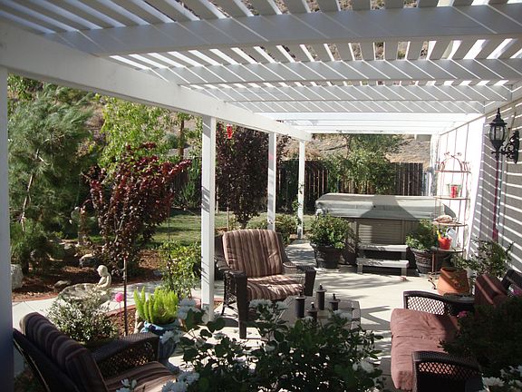 Huge covered patio/jacuzzi 