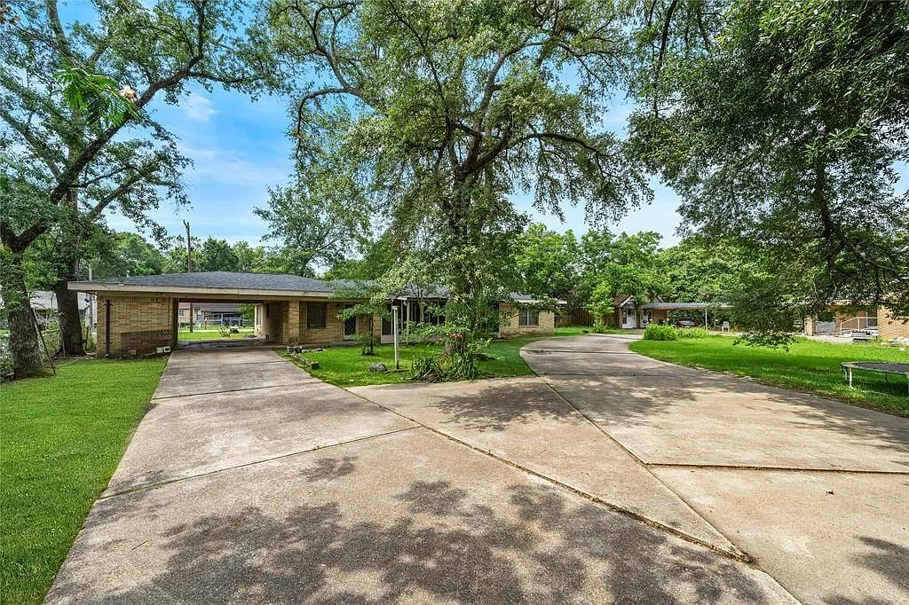 4 bed, 2.5 bath, 2322 sqft, $2,150 — Photo 2