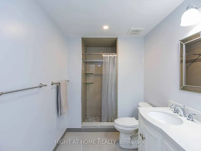 2229 Glazebrook Cir #LOWER — Photo 8