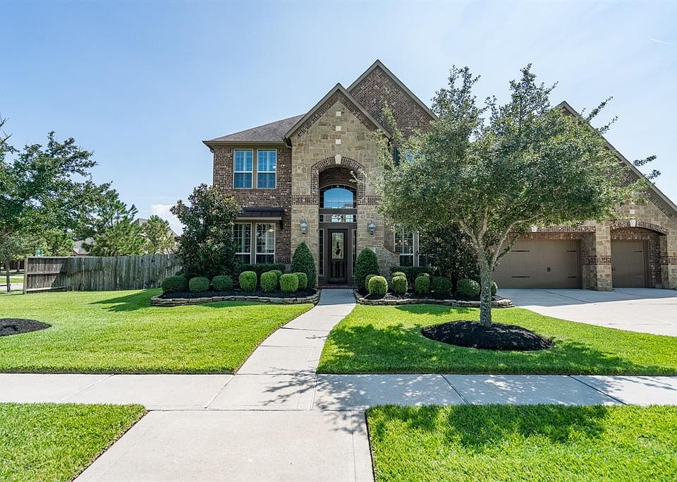 Fabulous 2-story Trendmaker home located in the sought after Sterling Lake Estates section of Fairfield!