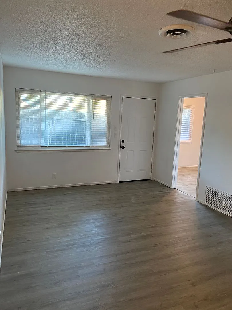 Newly updated pet-friendly, two bedroom w/ garage and yard! — Photo 4