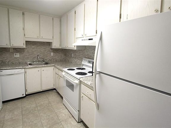 2nd image of 390-301 Boulevard 24 #C