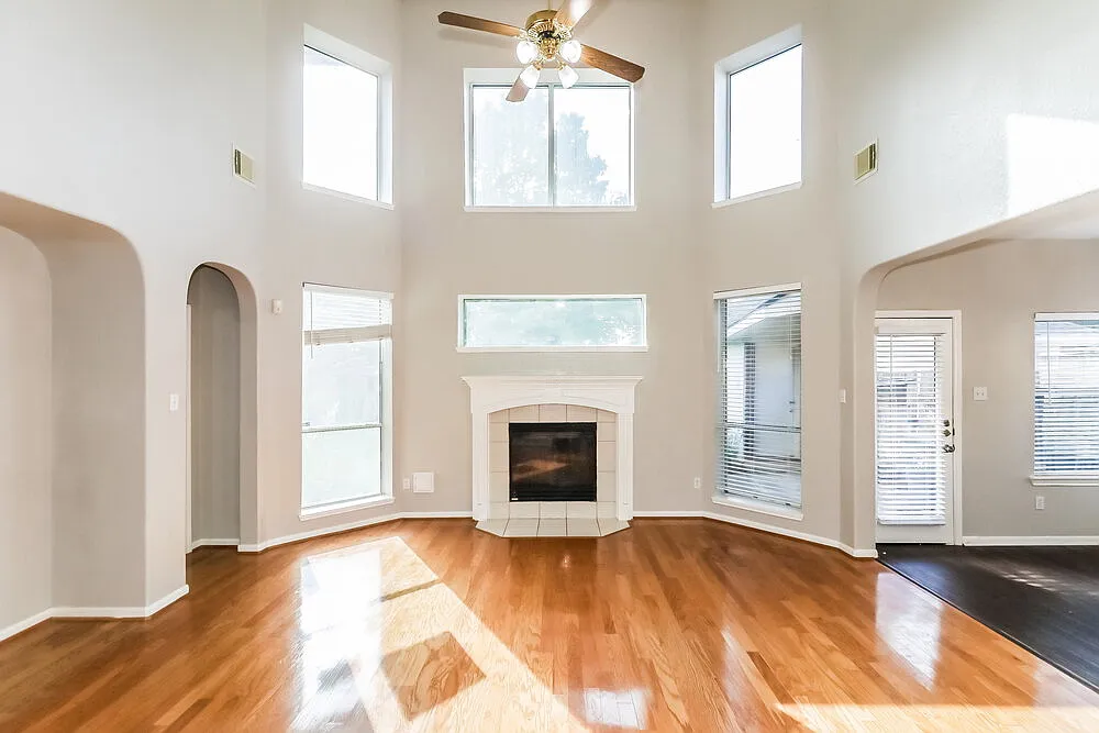 4 bed, 3.5 bath, 3368 sqft, $3,205 — Photo 4