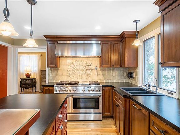 5th image of 150 White Oak Dr
