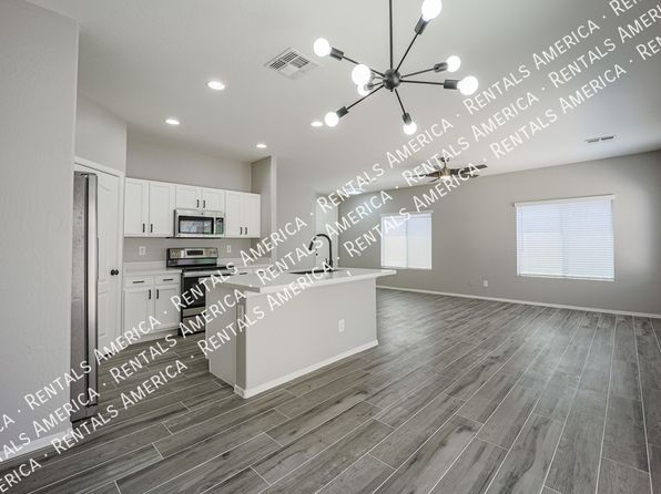 2738 E Indian Wells Pl