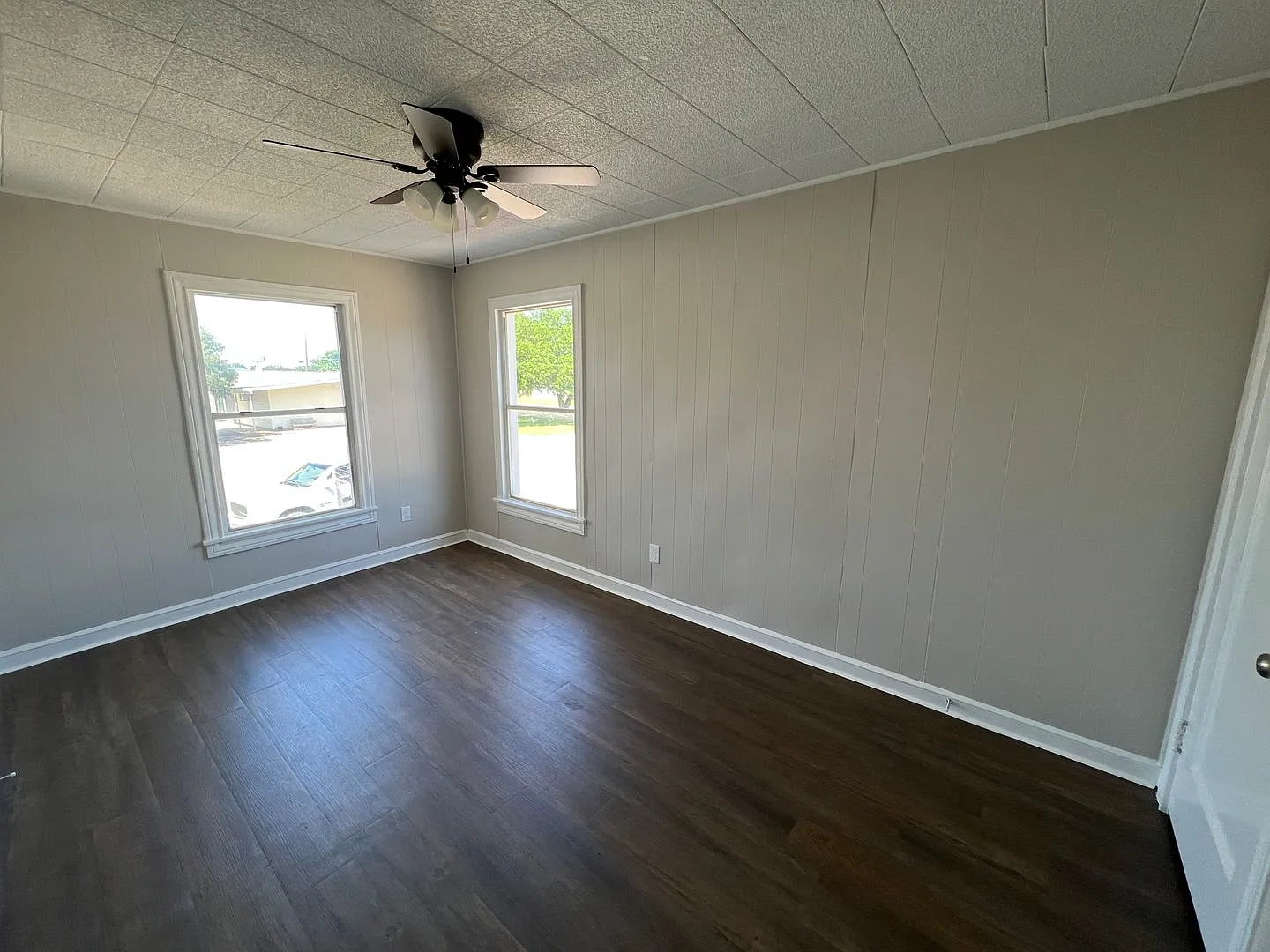 Duplex *upstairs* Leasing Special Available* — Photo 3