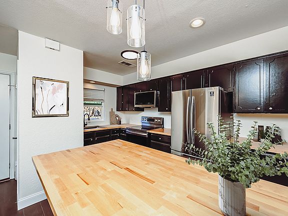 4th image of 826 Wildwood Ln #828