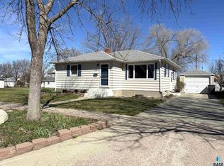 219 E 2nd St, Miller, SD 57362