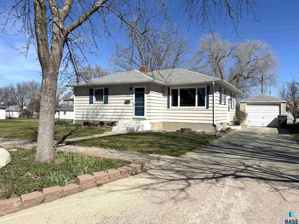 219 E 2nd St, Miller, SD 57362