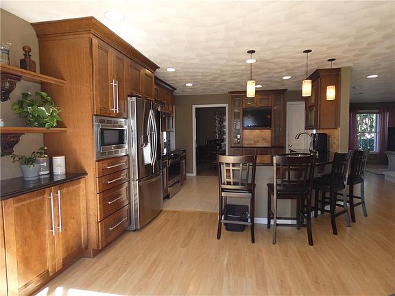 4th image of 6 Tarragon Dr