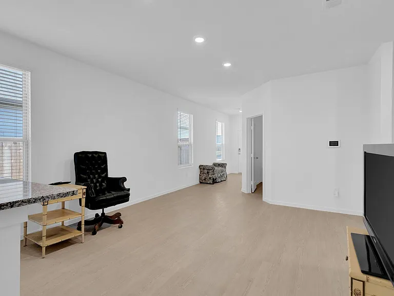 319 Bismuth Dr — Photo 4