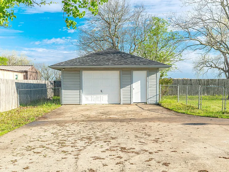 300 E Short St — Photo 32