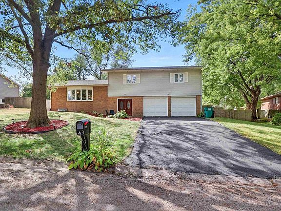 3rd image of 27 Crestview Dr