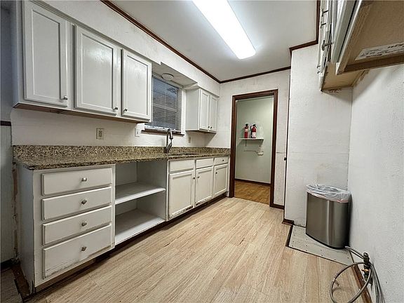 5th image of 20402 Doris Rd