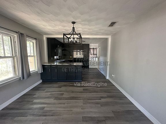 4th image of 3007 S Washington St