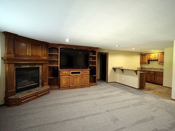3rd image of 828 N Crescent Lakes Cir
