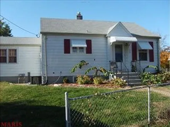 378 Lookout Dr, Saint Louis, MO 63137