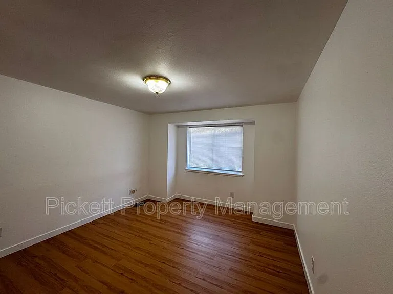 600 NE Flagstone Ln — Photo 13