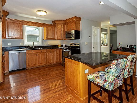 3rd image of 28W281 Lawnmeadow Ln