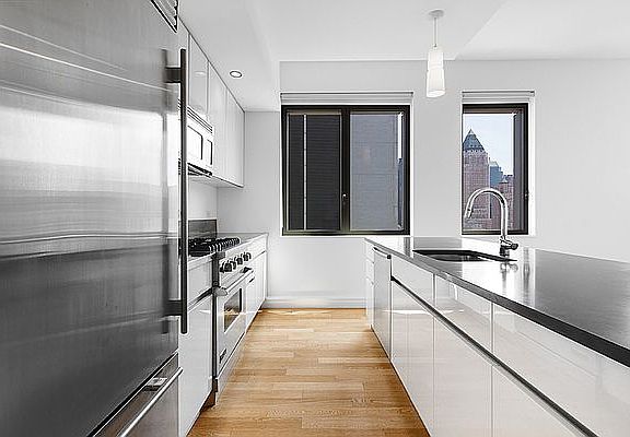4th image of 554 W 54th St #25D