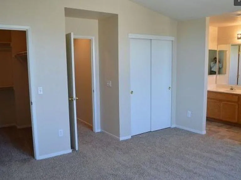 1627 Venice Cir — Photo 12