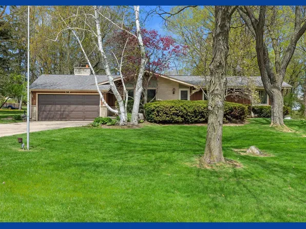 1135 Country Highlands DRIVE, Hubertus, WI 53033