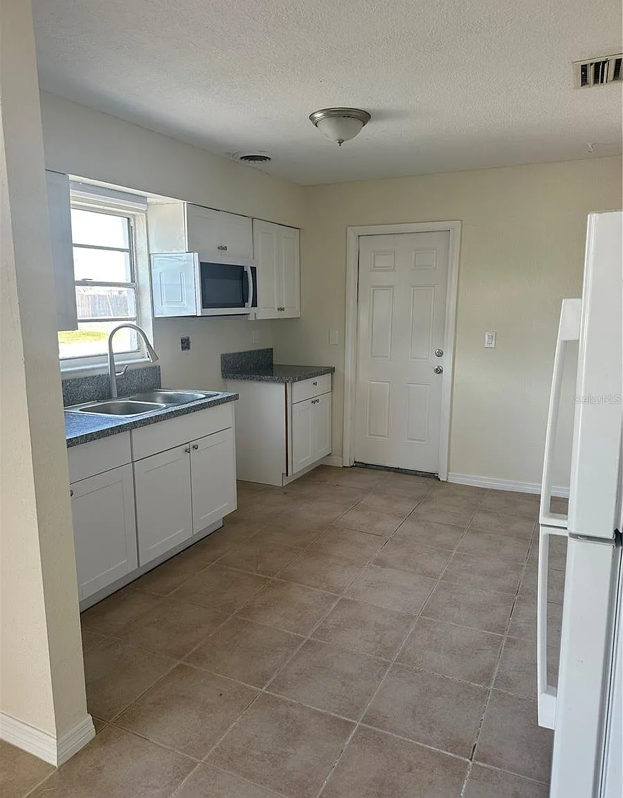2 bed, 800 sqft, $1,695 — Photo 3