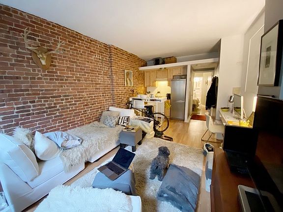 2nd image of 212 E 90th St APT 2WR