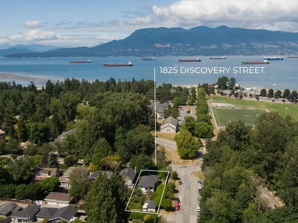 1825 Discovery St, Vancouver, BC V6R 3Y3
