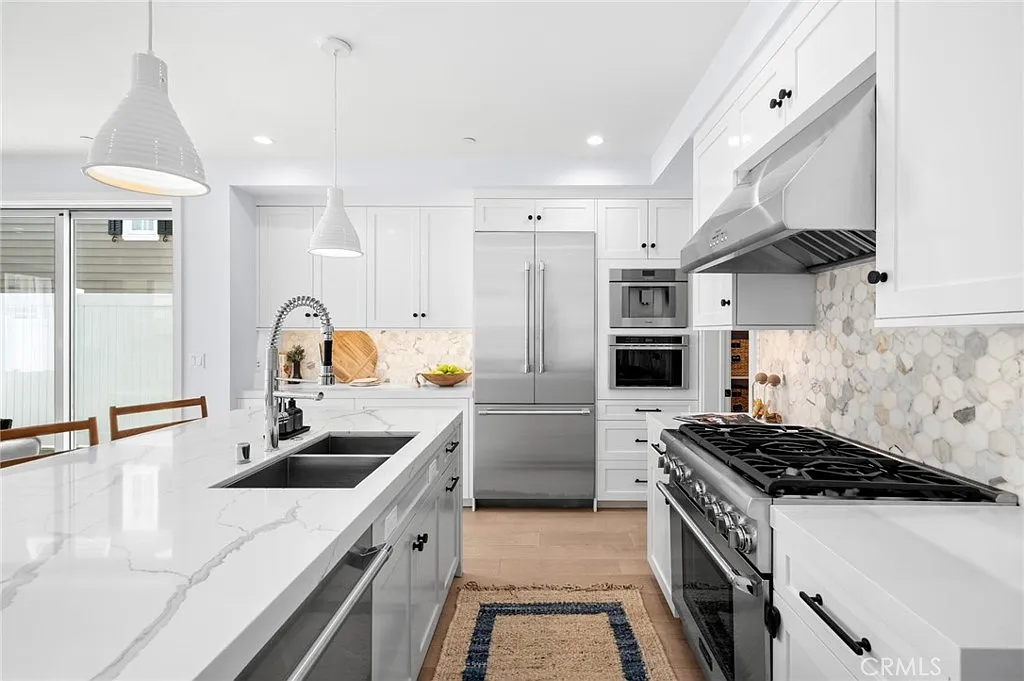 3 bed, 4.5 bath, 2370 sqft, $20,000 — Photo 3