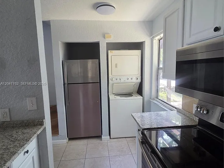 46 SE 10th St #3 — Photo 4