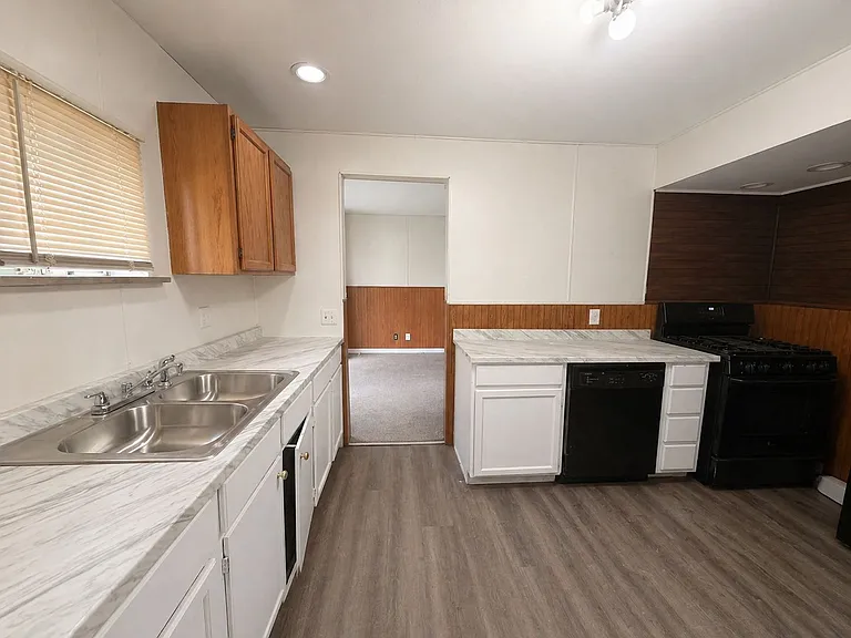 1455 Oak St — Photo 7