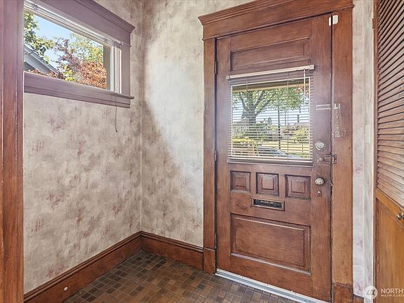 4th image of 1621 Colby Avenue