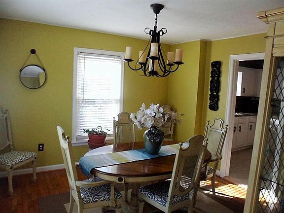 3rd image of 1114 Collins Ln