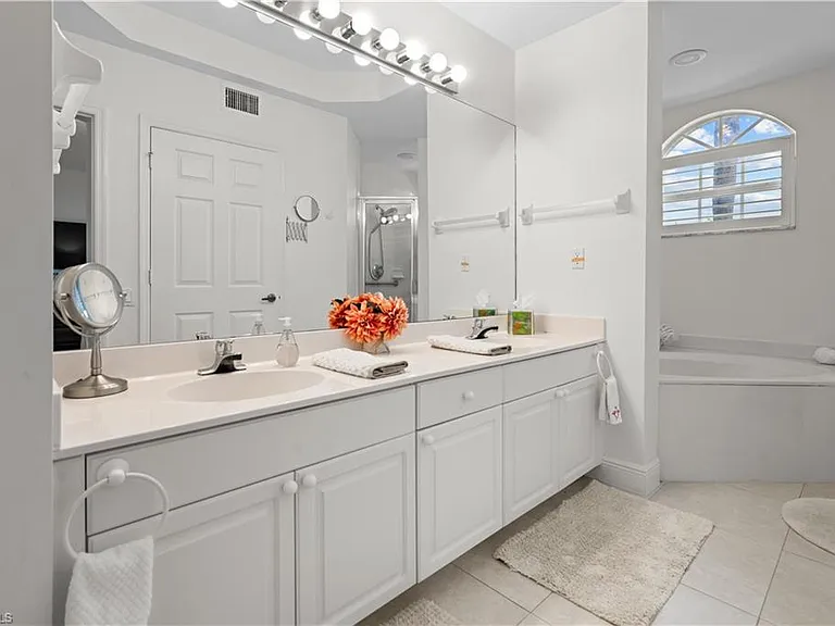 800 L Ambiance Cir #106 — Photo 11
