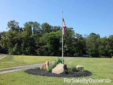 Imagine driving into this setting daily
						:
						Home is 25 min to Columbus and 7 min to all the Lancaster shops/restaurants.