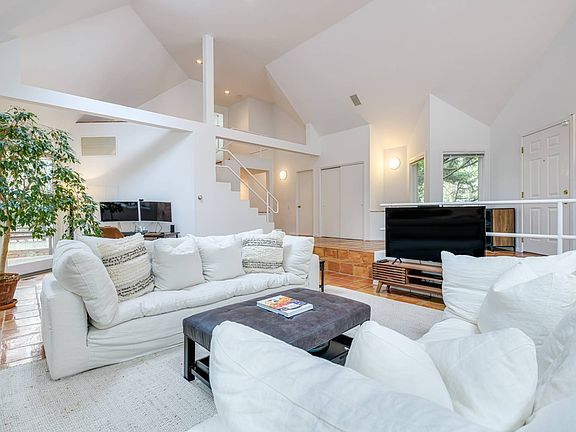 4th image of 15 Pond Park Pl